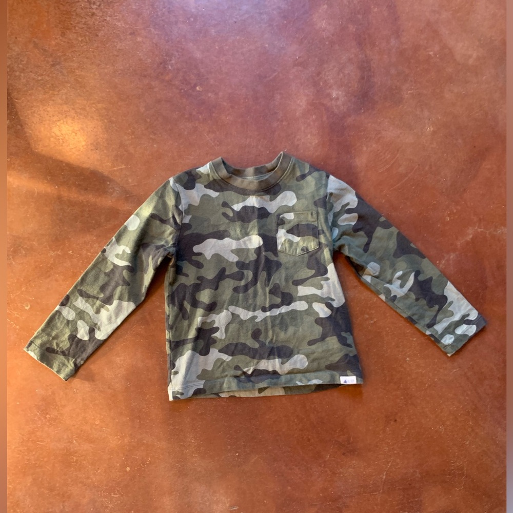 Gap playtime favorite cotton one pocket long sleeve camo 5T shirt